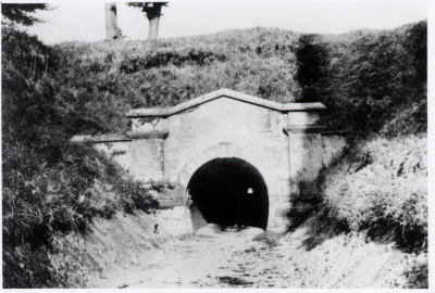 当時完成した隧道。現在ウォーキングコース内に復元されている。